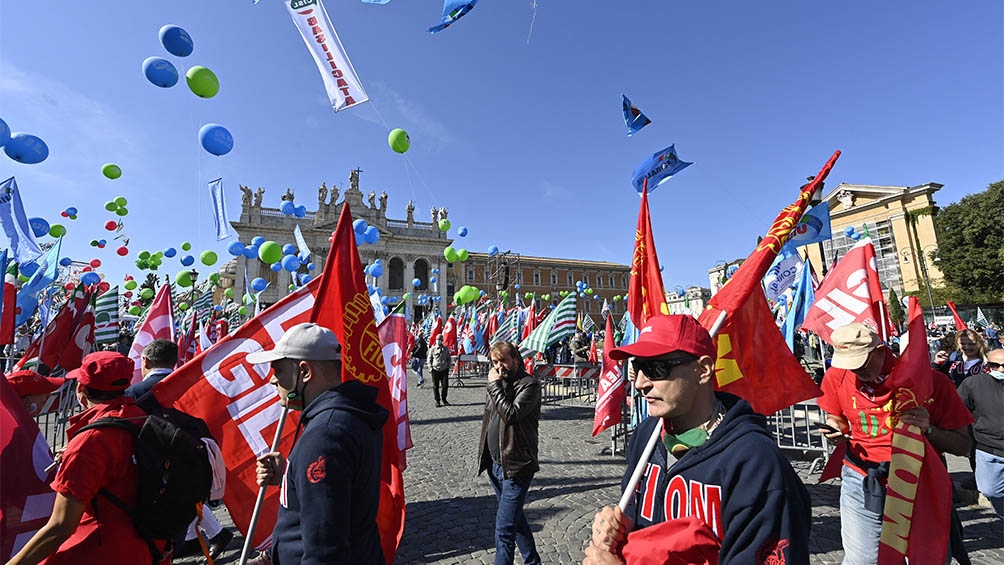 La manifestación fue convocada después de que el pasado 9 de octubre, los miembros de la organización neofascista Forza Nuova devastaran la sede de la CGIL y trataran de apoderarse del Palacio Chigi, Foto AFP