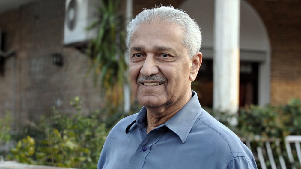 Khan se convirtió en un héroe nacional en mayo de 1998 cuando Pakistán engrosó oficialmente la lista de las potencias militares atómicas