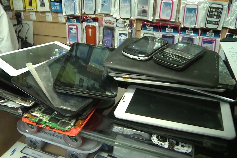 Once personas fueron detenidas acusadas de integrar una banda delictiva dedicada a la venta de teléfonos celulares. Once personas fueron detenidas acusadas de integrar una banda delictiva dedicada a la venta de teléfonos celulares.