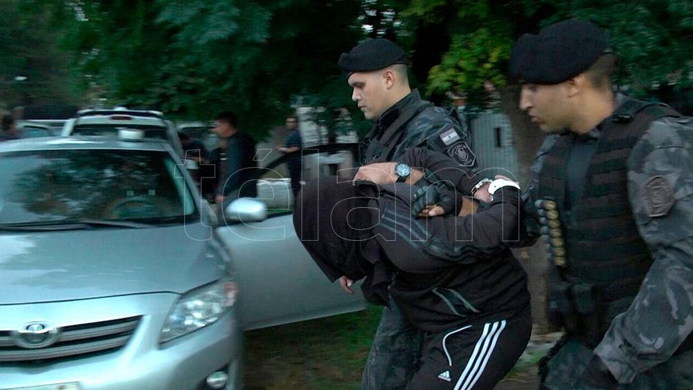 Uno de los integrantes de la banda, al ser trasladado a las dependencias del juzgado.