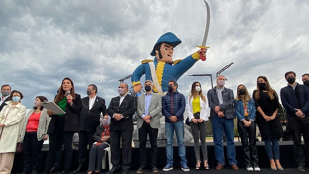 La muestra está dividida en siete polos temáticos a partir del lema "Cultivar lo humano". Foto: Victoria Egurza.