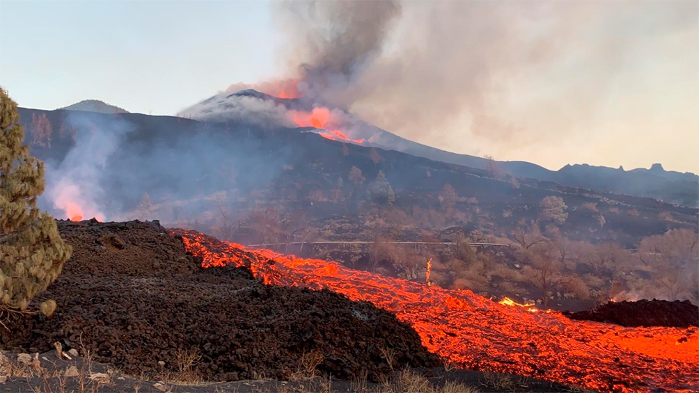 El aviso por la posible caída, en algunas zonas, de ceniza volcánica también permanece activo. Foto: Captura TW @Involcan 565
