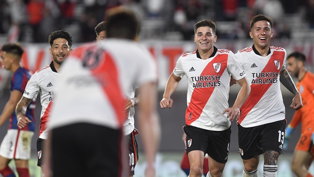 Julián Álvarez festeja con sus compañeros uno de sus tres goles. (foto Alejandro Santa Cruz) 