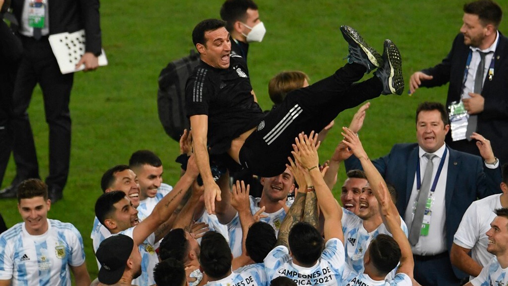 Scaloni y uno de los puntos más altos en su carrera como entrenador, tras ganar la Copa América 2021 en Brasil. Foto: AFP
