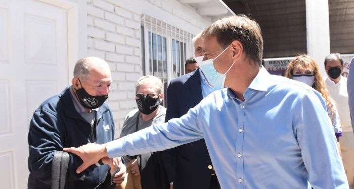 Suarez en modo campaña: charla con vecinos, obras de impermeabilización y juegos para adultos