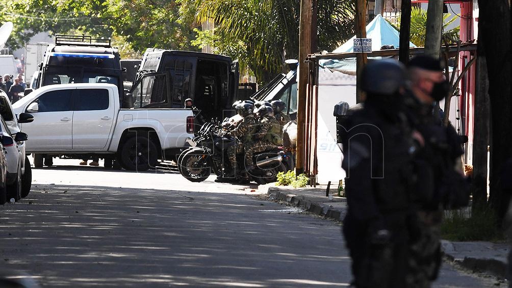 Efectuó unos 300 disparos y asesinó a un amigo al que mantuvo como rehén, hasta que finalmente murió baleado por la policía que irrumpió en la vivienda. Foto: Daniel Dabove. Efectuó unos 300 disparos y asesinó a un amigo al que mantuvo como rehén, hasta que finalmente murió baleado por la policía que irrumpió en la vivienda. Foto: Daniel Dabove.