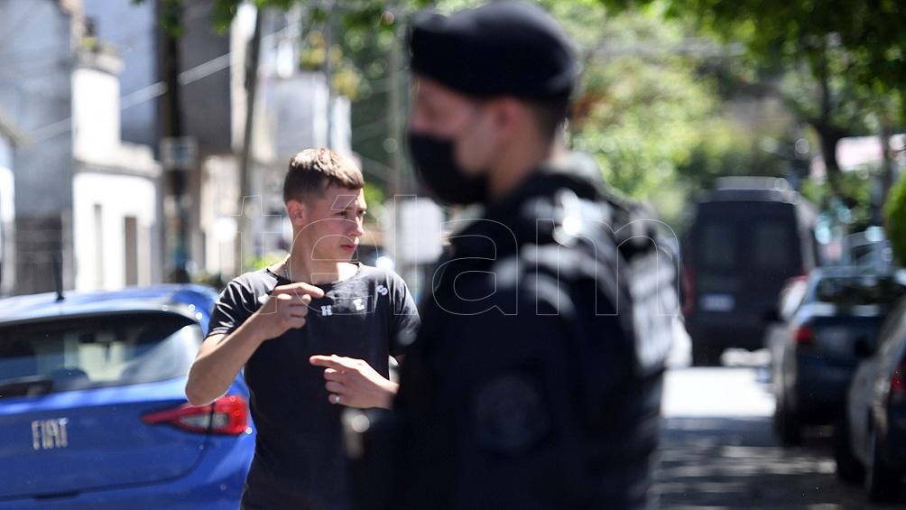 Un hombre con antecedentes penales y fuera de sí permaneció cerca de 10 horas atrincherado en su casa. Foto: Fernando Gens.