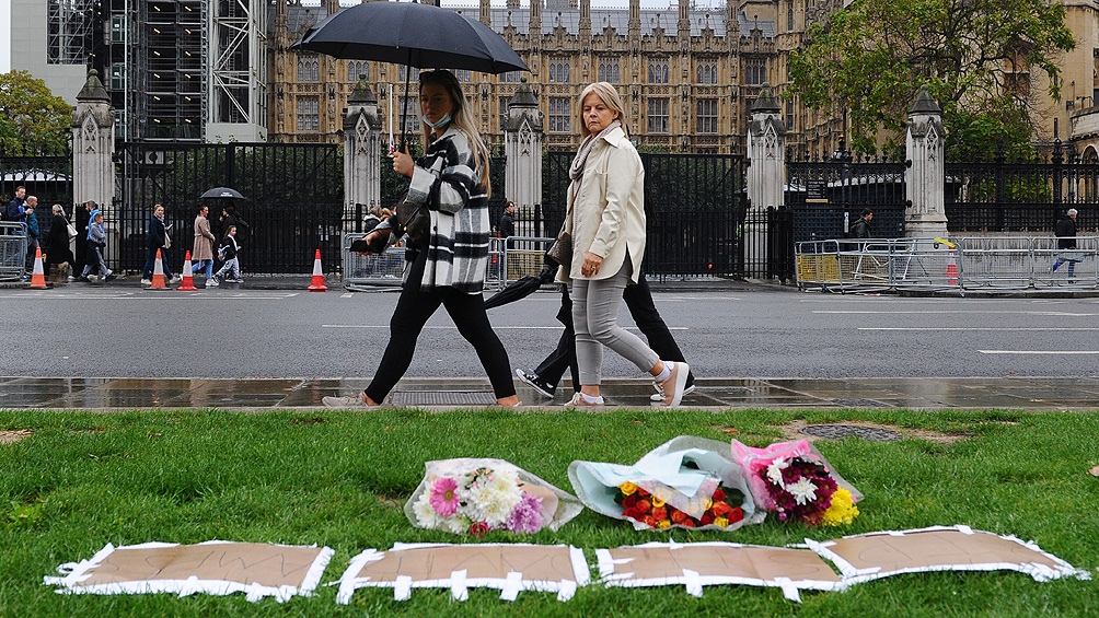 Boris Johnson y el jefe de la oposición Keir Starmer depositaron flores en el lugar del ataque (Foto AFP)
