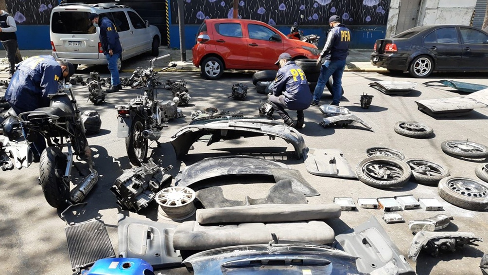 En el lugar se secuestraron 11 motores de distintas marcas de autos con numeración adulterada.