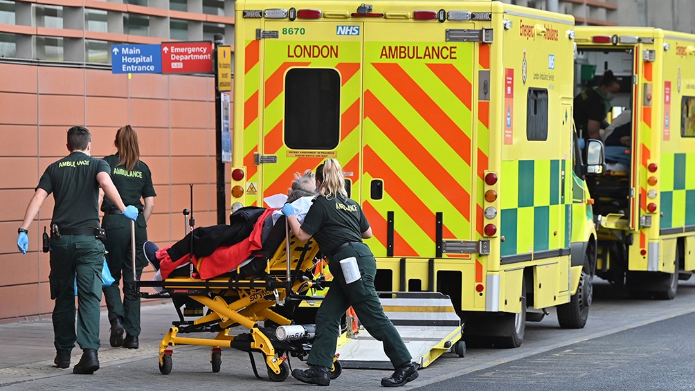 Pese al crecimiento de casos, el número de internados en hospitales se mantuvo estable por debajo del nivel de alerta. (Foto: AFP)