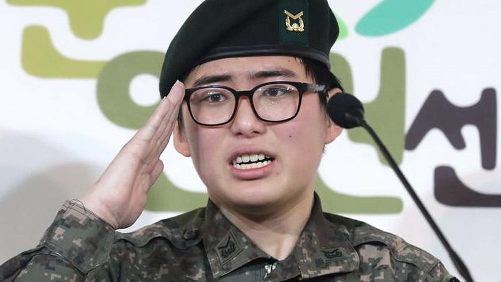 Byun Hee-soo en el momento de hacer su denuncia por discriminación. Foto: captura Twitter.