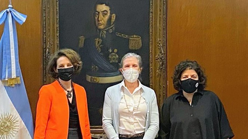Carla Vizzotti, Juliette Morgan y MaryKay Carlson tras la reunión de trabajo.