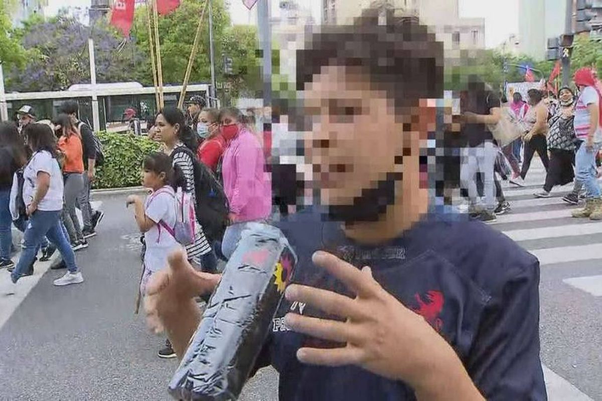 Un chico de 16 años confesó que le pagaron para marchar al Ministerio de Desarrollo: “Necesito la plata”