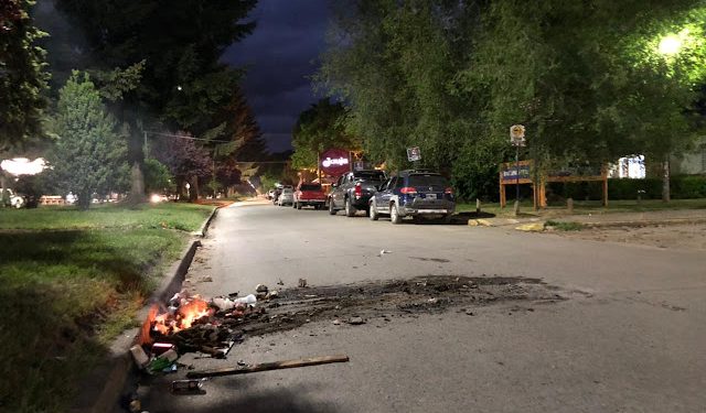 Reacción social ante desmanes y cortes de ruta de pseudos Mapuches en El Bolsón: Vecinos despejan calles a caballo y al grito de “Viva La Patria”