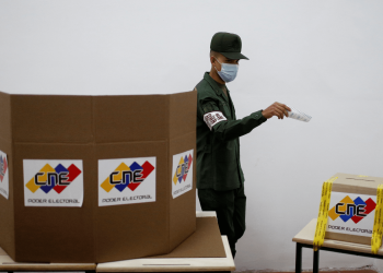 Elecciones en Venezuela: la oposición denuncia que la dictadura de Nicolás Maduro retrasa el cierre de los centros de votación