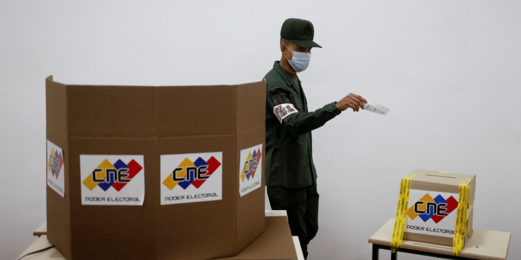 Elecciones en Venezuela: la oposición denuncia que la dictadura de Nicolás Maduro retrasa el cierre de los centros de votación