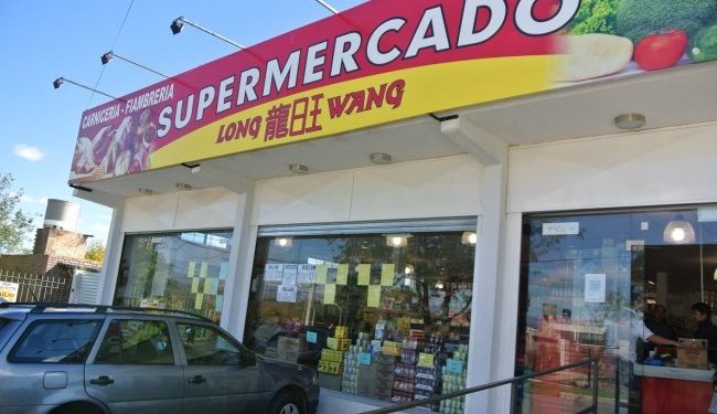 Aumentos sin control y el fin del negocio de los supermercados chinos: por qué cierran más locales y están en plena retirada