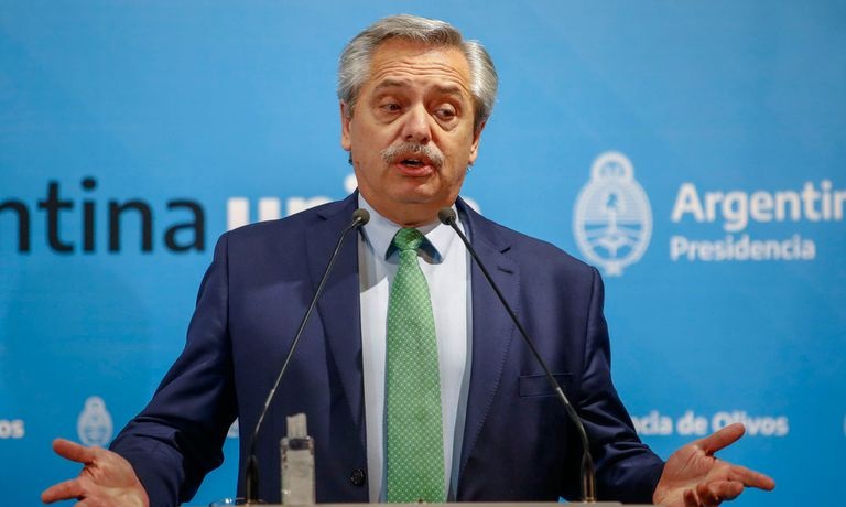 Alberto Fernández vuelve al país y se mete de lleno en la campaña electoral