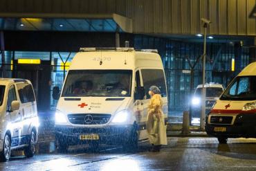 Al menos 61 pasajeros procedentes de Sudáfrica dieron positivo de coronavirus al aterrizar en el aeropuerto de Países Bajos