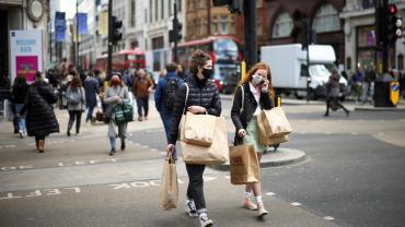 Variante Ómicron: Inglaterra reintroducirá el uso de mascarillas en tiendas y transporte
