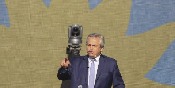 Fernández en Plaza de Mayo: “Hay que dejar los planes de lado y dar empleo”