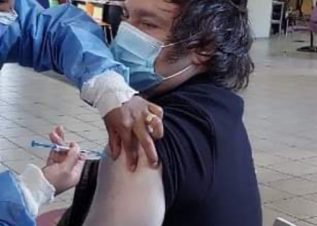 Finalmente se vacunó Javier Milei y estallaron las redes, ¿por qué cambió de opinión?