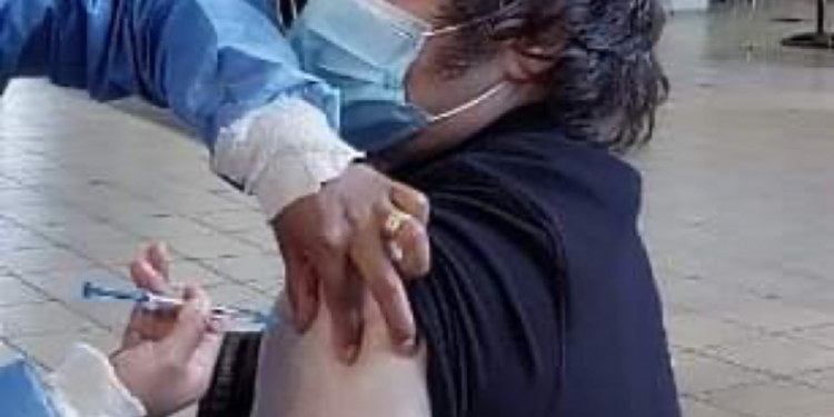 Finalmente se vacunó Javier Milei y estallaron las redes, ¿por qué cambió de opinión?