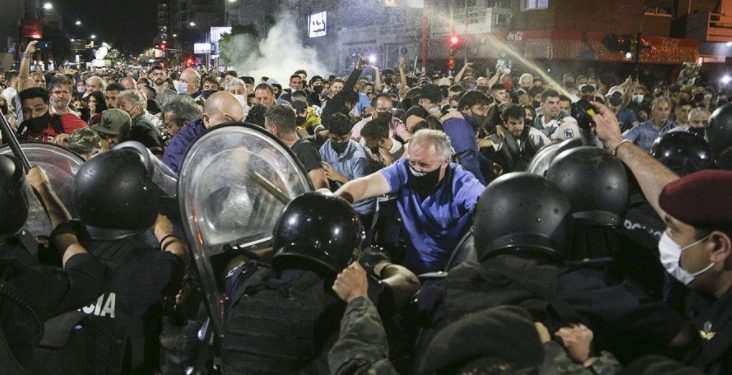 Incidentes en la protesta en Ramos Mejía: arrojaron botellas contra la Policía que respondió con gases