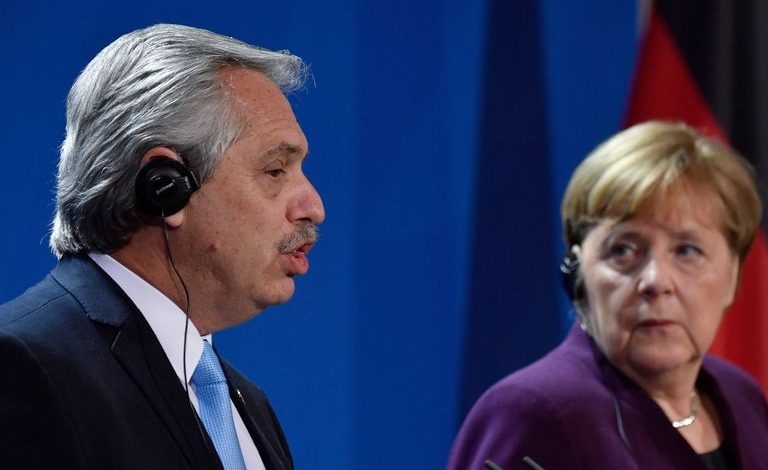 Video: Angela Merkel evitó saludar a Alberto Fernández y fue viral en las redes
