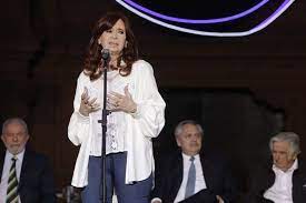 Cristina Kirchner apuntó contra “los giles” de la TV y chicaneó a la UCR