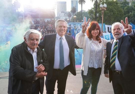 Rodeada de sus fanáticos durante un acto: Cristina Kirchner exigió al Presidente sea muy duro cuando negocie con el FMI