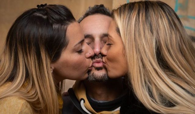 El trío mendocino que vive una historia de poliamor dio detalles de su vida diaria: “Para dormir hacemos trencito en la cama”