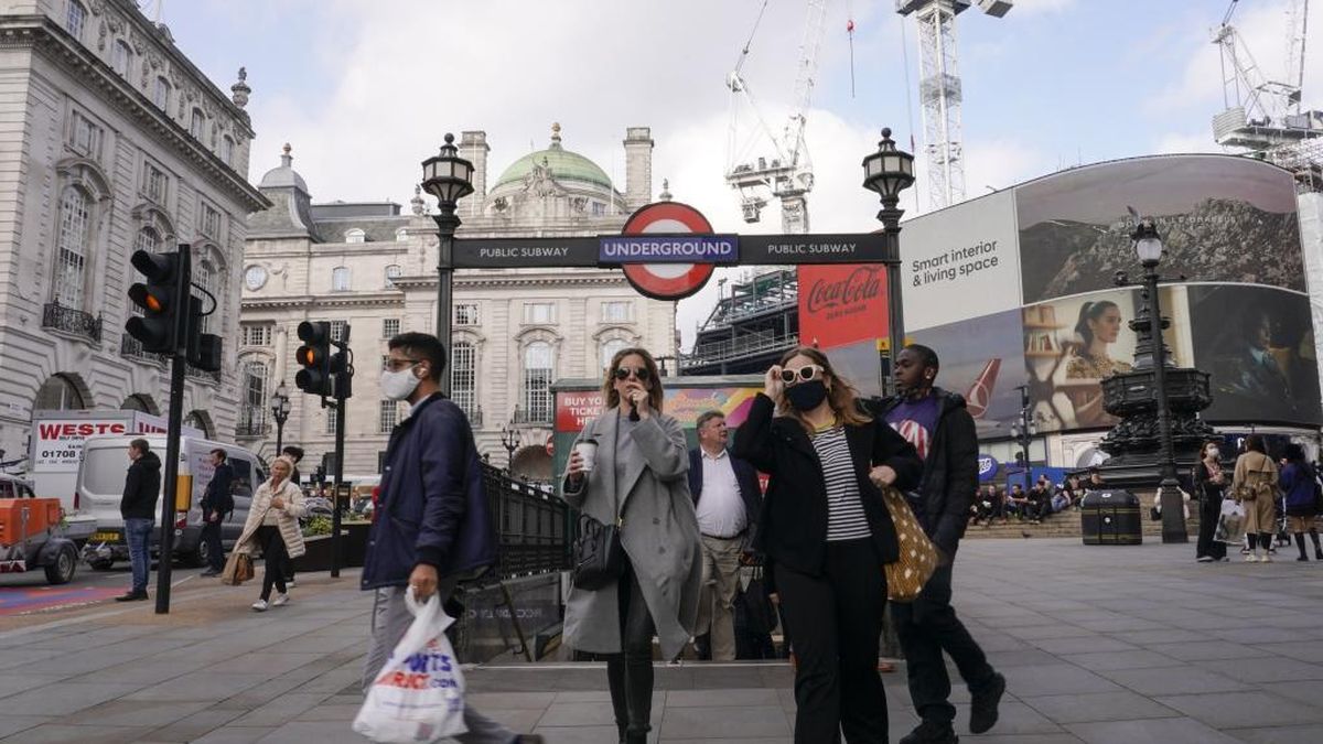 Alcalde de Londres se declara “muy preocupado” por el avance de Ómicron
