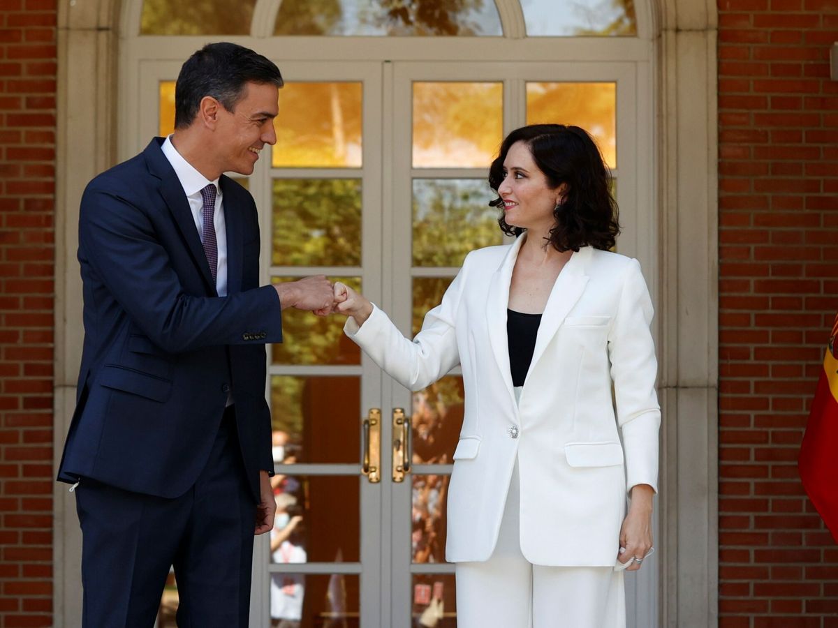 Foto: El presidente del Gobierno, Pedro Sánchez (i), y la presidenta de la Comunidad de Madrid, Isabel Díaz Ayuso, en la Moncloa. (EFE/Archivo/J.J. Guillén)