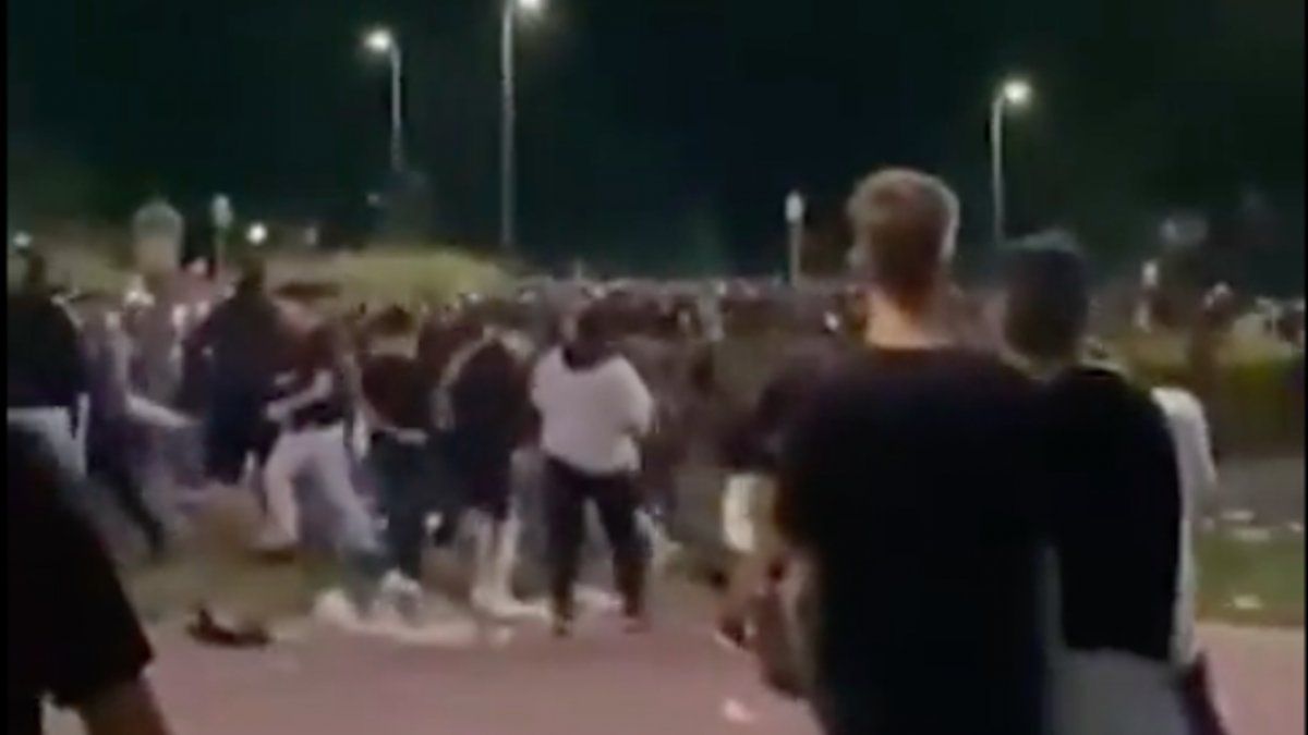 Botellazos y agresiones físicas entre estudiantes en Parque Chacabuco