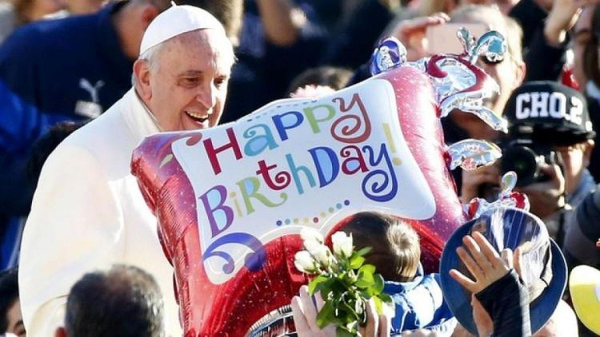 En su cumpleaños, Francisco recibió a refugiados de Asia y África