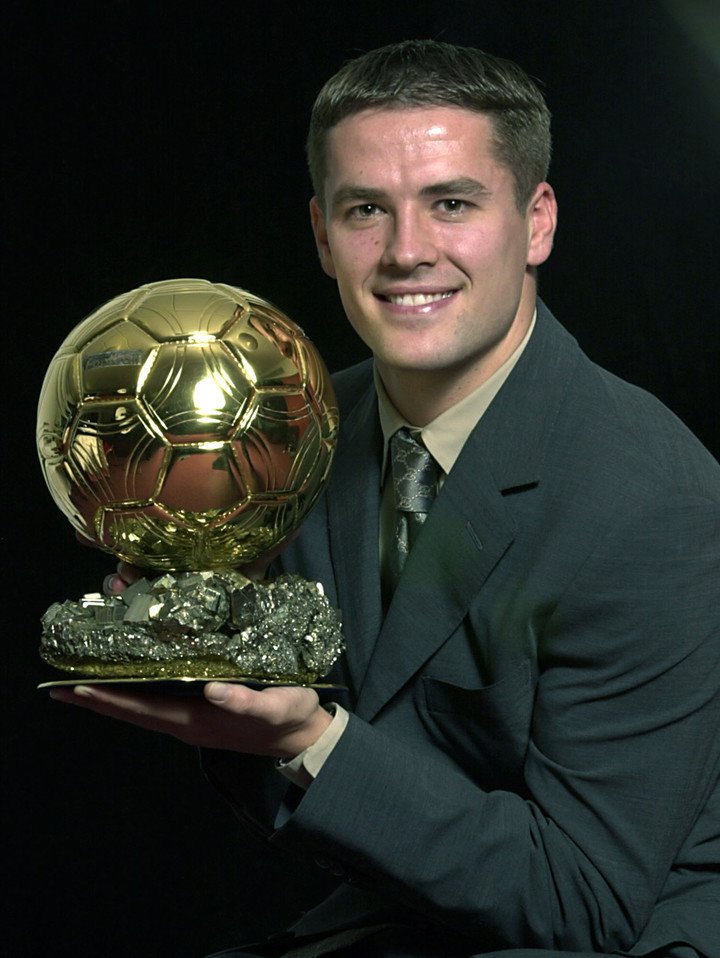 Owen y el Balón de Oro que ganó en 2001.