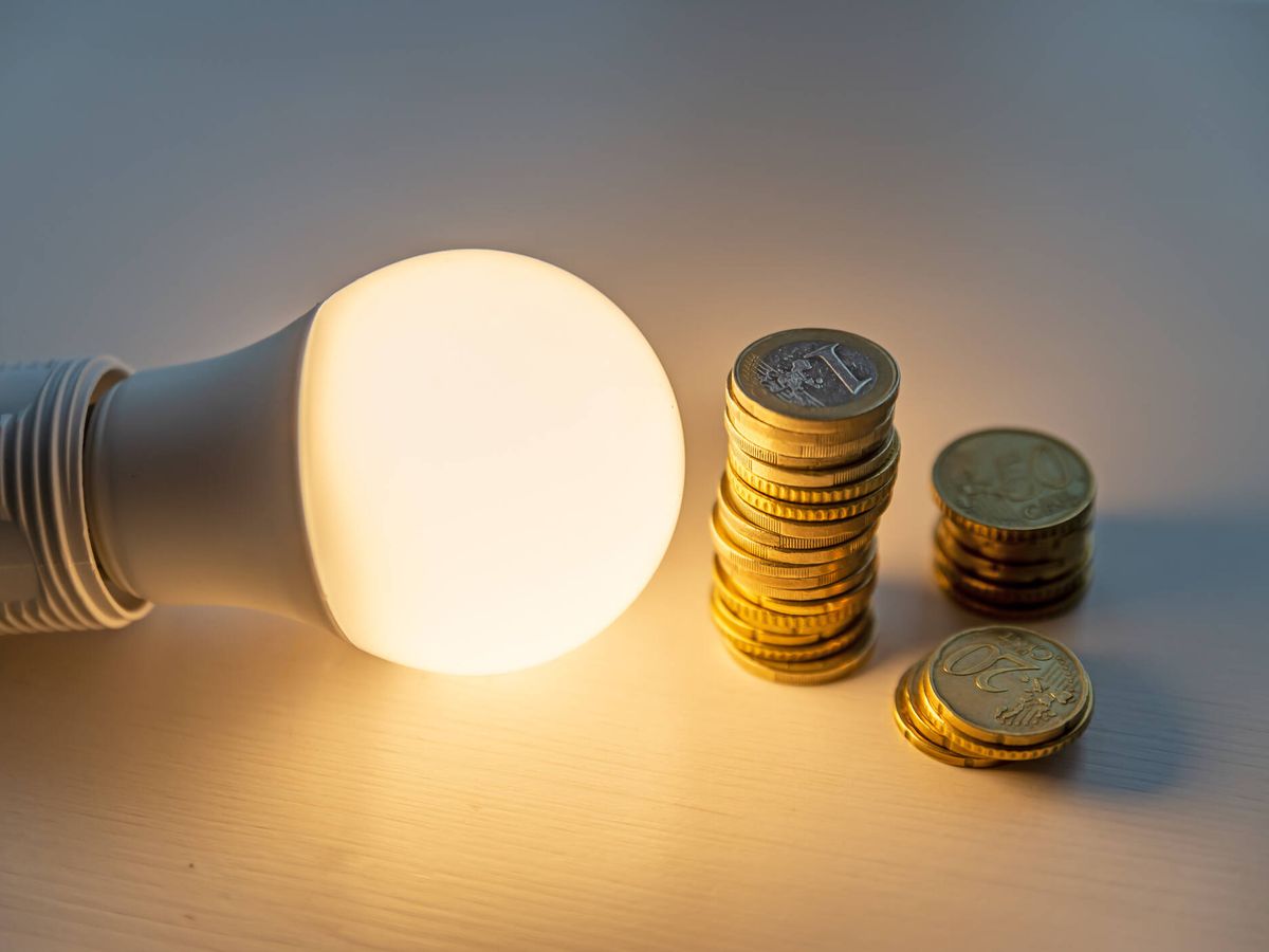 Foto: Un cheque de entre 35 y 124 euros para combatir la subida del precio de la luz. (iStock)