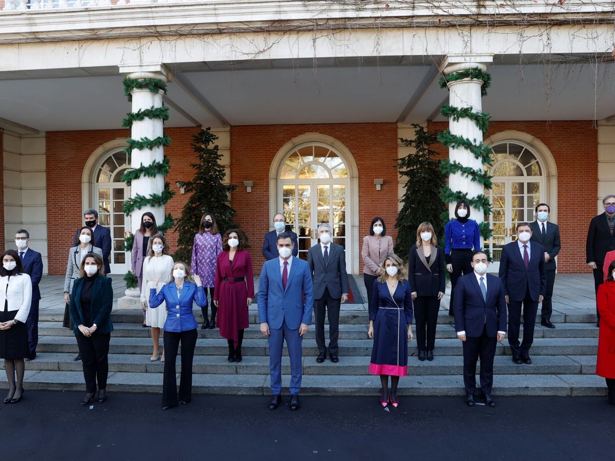 Foto: El presidente del Gobierno, Pedro Sánchez (c), y el resto de miembros del Gabinete posan para una foto de familia. (EFE/Juan Carlos Hidalgo)
