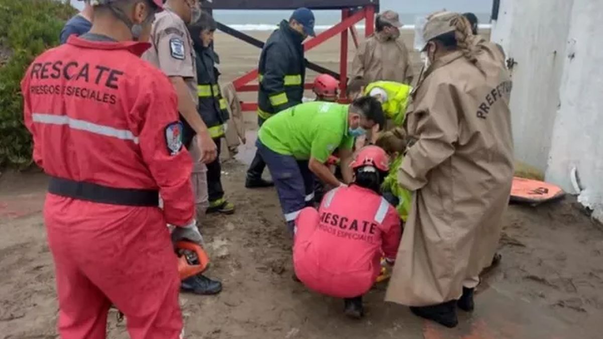 Mar del Plata: el viento voló una sombrilla y terminó clavada en la pierna de su dueño