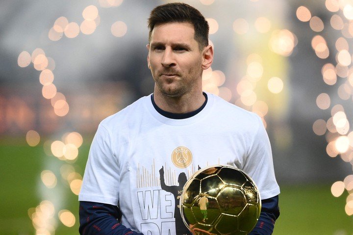 Messi le mostró su Balón de Oro a los hinchas.