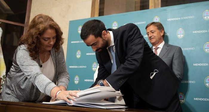 Suarez les tomó juramento a los nuevos ministros de Mendoza: Víctor Fayad y Nora Vicario