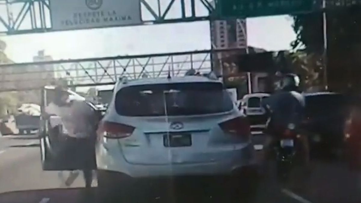 Video: brutal agresión de un conductor a un motociclista en plena General Paz