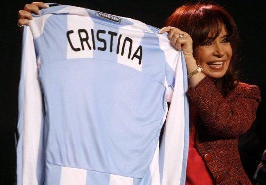 Argentina se degrada minuto a minuto: En medio de brutal crisis económica, moral y social, Cristina Kirchner impulsa el regreso de “fútbol para todos”