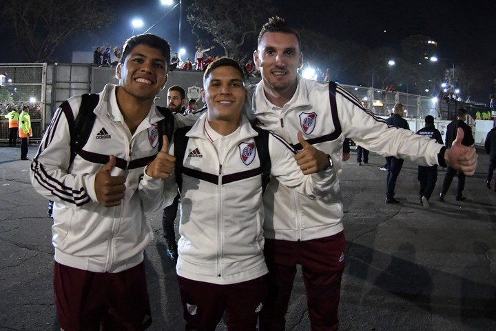 Rojas, Juanfer y Armani, en los buenos tiempos. Foto Diego Haliasz / Prensa River