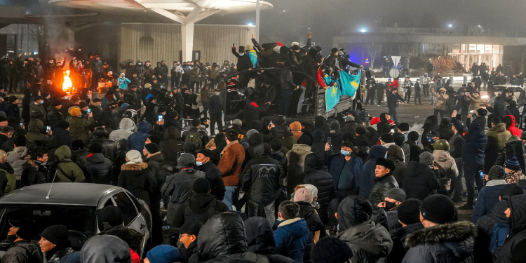 Decenas de muertos y un millar de heridos en los disturbios en Kazajistán