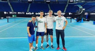 Novak Djokovic comenzó a entrenar en Australia: las primeras imágenes, tras el permiso que le concedieron