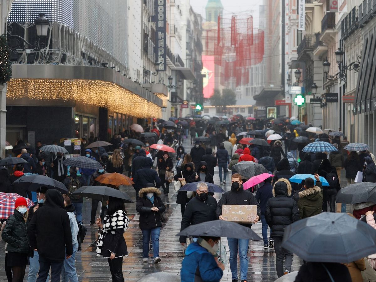 Foto: Imagen de la Calle Preciados de Madrid justo antes de la Navidad. (EFE/JuanJo Martín)
