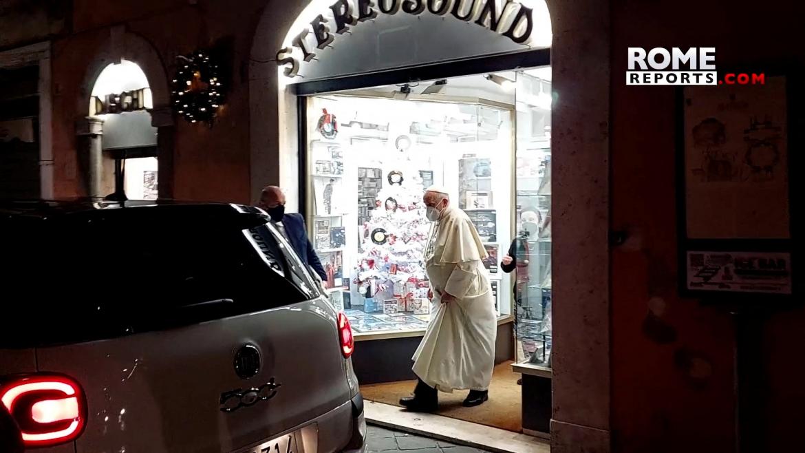Papa Francisco en una disquería de Roma, REUTERS