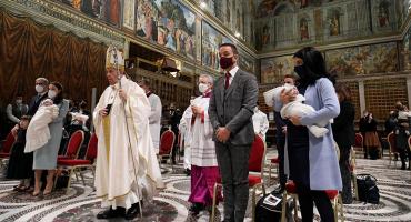  El Papa Francisco bautizó a 16 chicos en el Vaticano y llamó a los padres a proteger 